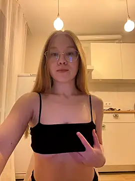 Snapshot of Eva_Weyne chatting on November 2025 07:19:01 PM Eva Weyne online show from November 2025 07:19:01 PM