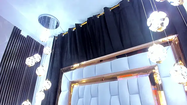 SarayRoyse online show from November 2025 07:18:01 PM