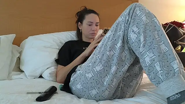 Snapshot of Mr-and-Mrs-Smith chatting on March 2025 10:51:01 AM Mr-and-Mrs-Smith online show from March 2025 10:51:01 AM