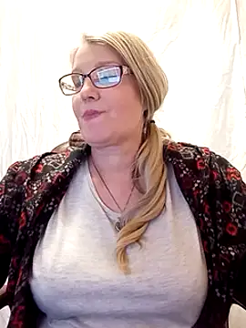 Snapshot of irinamaux chatting on February 2025 01:25:01 PM irinamaux online show from February 2025 01:25:01 PM