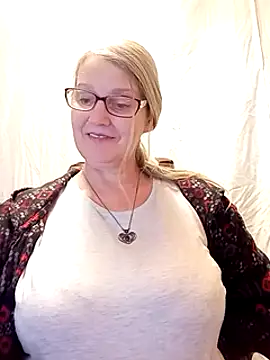 Snapshot of irinamaux chatting on February 2025 02:37:01 PM irinamaux online show from February 2025 02:37:01 PM