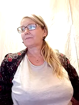 Snapshot of irinamaux chatting on February 2025 04:00:02 PM irinamaux online show from February 2025 04:00:02 PM