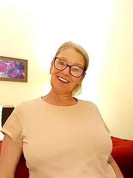 Snapshot of irinamaux chatting on October 2025 03:35:02 PM irinamaux online show from October 2025 03:35:02 PM