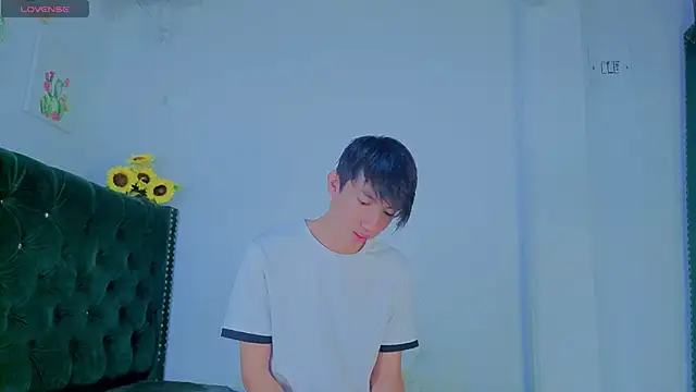 Snapshot of Levii_Ackermann chatting on April 2026 01:49:02 PM Levii Ackermann online show from April 2026 01:49:02 PM