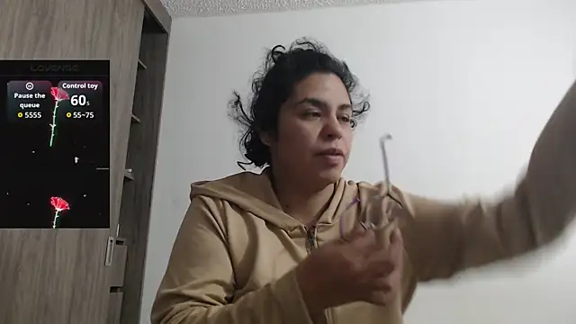 Snapshot of Anne_purple chatting on December 2025 03:54:02 PM Anne purple online show from December 2025 03:54:02 PM