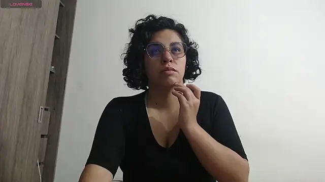 Snapshot of Anne_purple chatting on December 2025 04:47:02 PM Anne purple online show from December 2025 04:47:02 PM