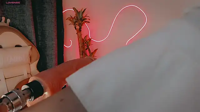 Snapshot of Queen_Deepthroat chatting on February 2026 11:39:02 PM Queen Deepthroat online show from February 2026 11:39:02 PM