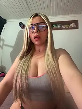 Snapshot of CristalGmez chatting on October 2025 03:06:02 AM CristalGmez online show from October 2025 03:06:02 AM