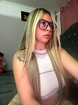 Snapshot of CristalGmez chatting on November 2025 03:27:02 AM CristalGmez online show from November 2025 03:27:02 AM