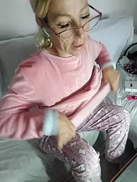 Snapshot of blondyruby chatting on November 2025 08:24:01 AM blondyruby online show from November 2025 08:24:01 AM