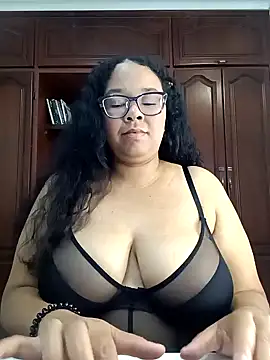 Snapshot of XMara chatting on February 2025 08:05:02 PM XMara online show from February 2025 08:05:02 PM