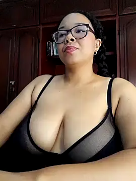 Snapshot of XMara chatting on February 2025 10:53:02 PM XMara online show from February 2025 10:53:02 PM