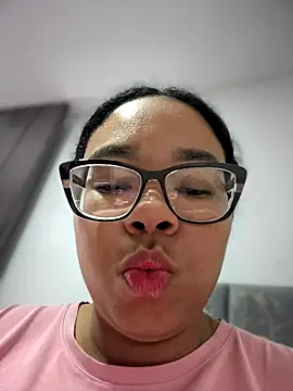 Snapshot of XMara chatting on October 2025 04:29:01 PM XMara online show from October 2025 04:29:01 PM