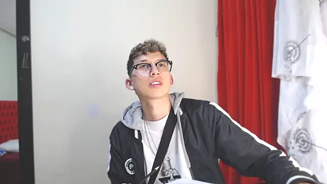 Snapshot of _Thomas_hot_ chatting on January 2025 10:16:02 PM Thomas hot online show from January 2025 10:16:02 PM