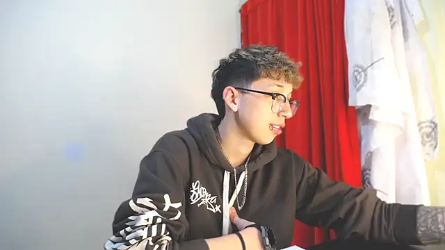 Snapshot of _Thomas_hot_ chatting on January 2025 05:59:02 PM Thomas hot online show from January 2025 05:59:02 PM