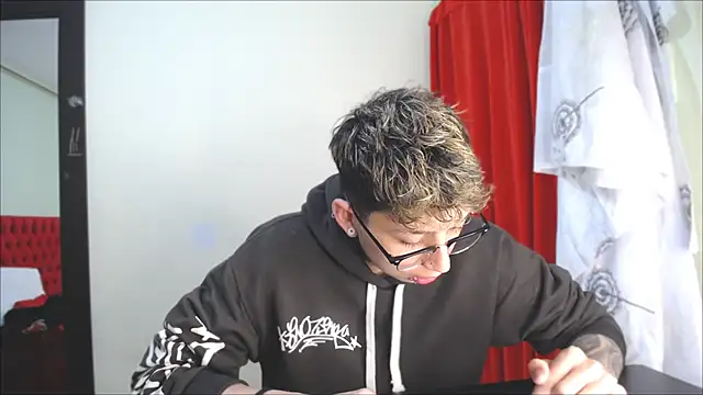 Snapshot of _Thomas_hot_ chatting on January 2025 07:51:02 PM Thomas hot online show from January 2025 07:51:02 PM