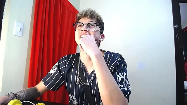 Snapshot of _Thomas_hot_ chatting on January 2025 07:04:02 PM Thomas hot online show from January 2025 07:04:02 PM