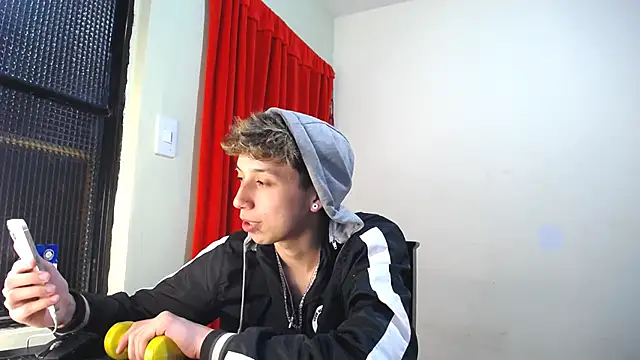 Snapshot of _Thomas_hot_ chatting on January 2025 10:10:01 PM Thomas hot online show from January 2025 10:10:01 PM