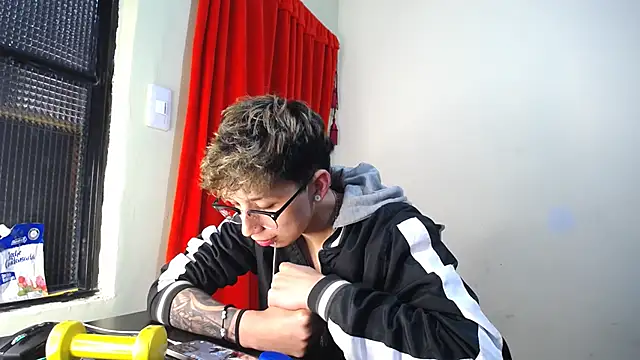 Snapshot of _Thomas_hot_ chatting on February 2025 09:40:01 PM Thomas hot online show from February 2025 09:40:01 PM