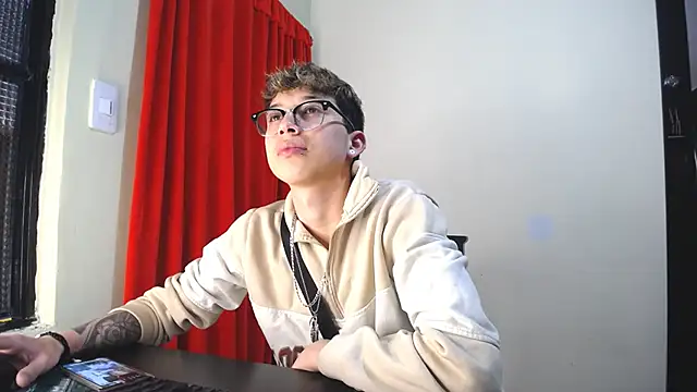 Snapshot of _Thomas_hot_ chatting on February 2025 07:42:01 PM Thomas hot online show from February 2025 07:42:01 PM