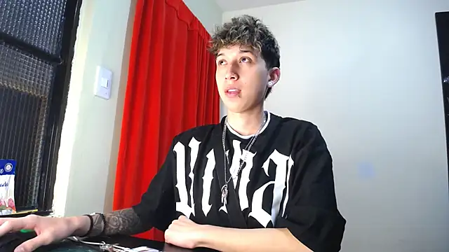 Snapshot of _Thomas_hot_ chatting on February 2025 06:56:01 PM Thomas hot online show from February 2025 06:56:01 PM