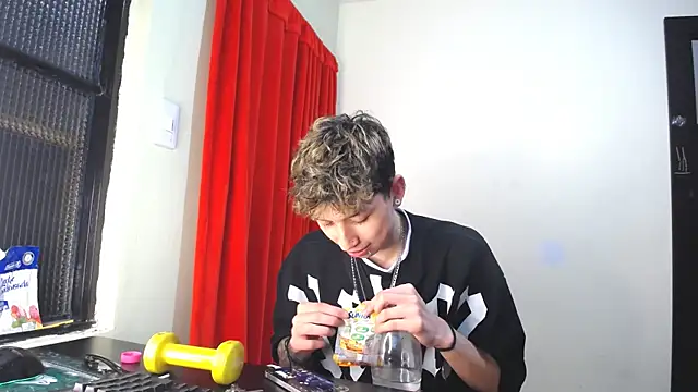 Snapshot of _Thomas_hot_ chatting on February 2025 08:42:02 PM Thomas hot online show from February 2025 08:42:02 PM