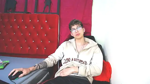 Snapshot of _Thomas_hot_ chatting on February 2025 06:44:01 PM Thomas hot online show from February 2025 06:44:01 PM