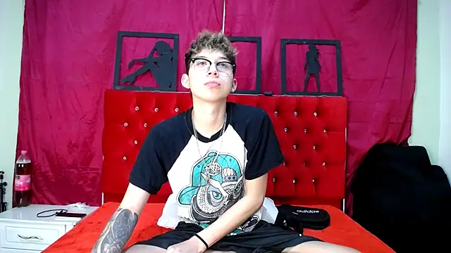 Snapshot of _Thomas_hot_ chatting on February 2025 07:42:01 PM Thomas hot online show from February 2025 07:42:01 PM