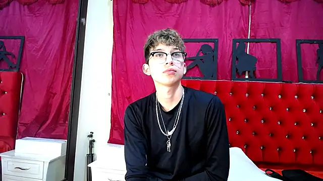 Snapshot of _Thomas_hot_ chatting on February 2025 07:27:02 PM Thomas hot online show from February 2025 07:27:02 PM