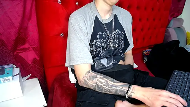 Snapshot of _Thomas_hot_ chatting on March 2025 06:57:02 AM Thomas hot online show from March 2025 06:57:02 AM