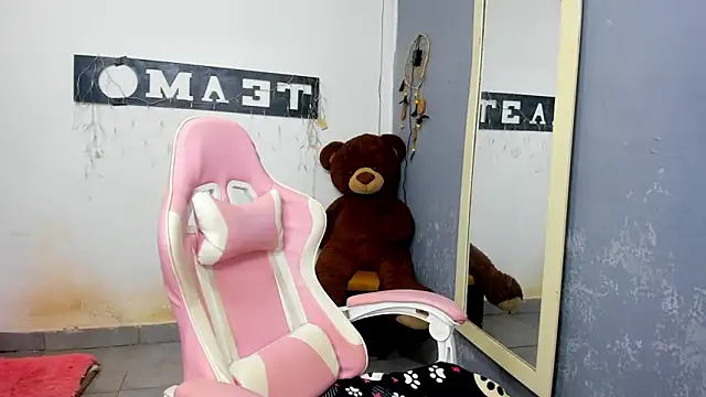 Snapshot of blonde_girl01 chatting on December 2024 05:13:01 PM blonde girl01 online show from December 2024 05:13:01 PM