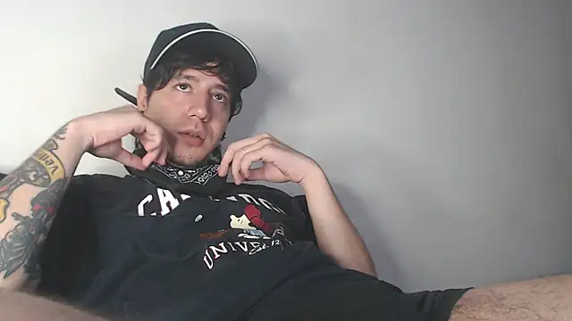 Snapshot of AndyBetti chatting on December 2025 01:57:02 AM AndyBetti online show from December 2025 01:57:02 AM