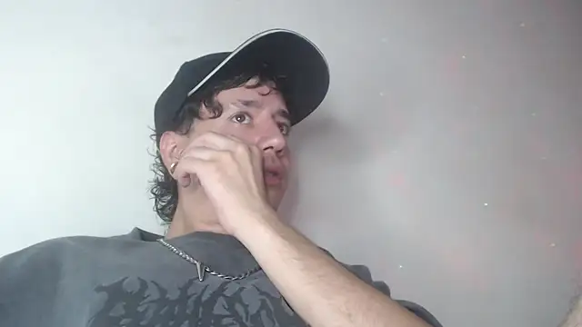 Snapshot of AndyBetti chatting on January 2026 01:21:02 AM AndyBetti online show from January 2026 01:21:02 AM