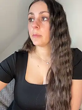 Snapshot of Loella-Rose chatting on April 2026 06:33:02 AM Loella-Rose online show from April 2026 06:33:02 AM