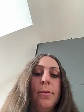 Snapshot of Loella-Rose chatting on May 2026 08:42:01 AM Loella-Rose online show from May 2026 08:42:01 AM