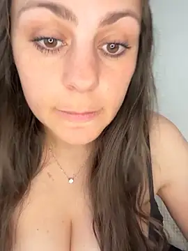 Snapshot of Loella-Rose chatting on May 2026 12:21:02 PM Loella-Rose online show from May 2026 12:21:02 PM