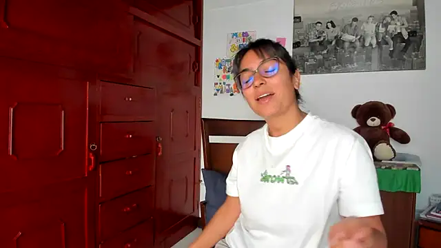 Isabellaa22 1 online show from December 2024 03:33:02 PM