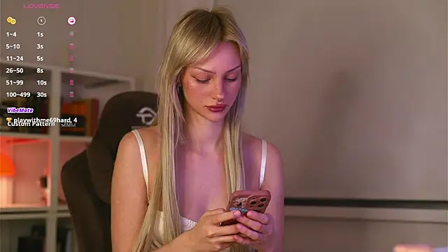 Snapshot of BabeHolly chatting on October 2025 09:35:02 PM BabeHolly online show from October 2025 09:35:02 PM