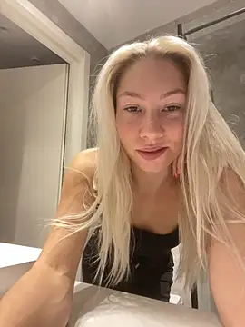 LuisaBecker online show from December 2024 02:00:01 PM