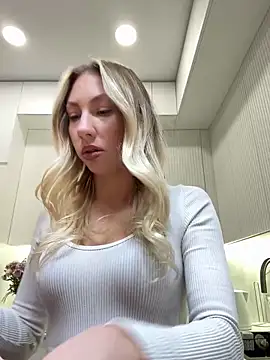 Snapshot of LuisaBecker chatting on December 2025 01:59:02 PM LuisaBecker online show from December 2025 01:59:02 PM