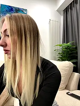 Snapshot of LuisaBecker chatting on December 2025 01:40:01 PM LuisaBecker online show from December 2025 01:40:01 PM