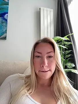 Snapshot of LuisaBecker chatting on December 2025 08:22:01 AM LuisaBecker online show from December 2025 08:22:01 AM