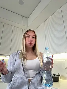 Snapshot of LuisaBecker chatting on January 2026 09:45:02 AM LuisaBecker online show from January 2026 09:45:02 AM