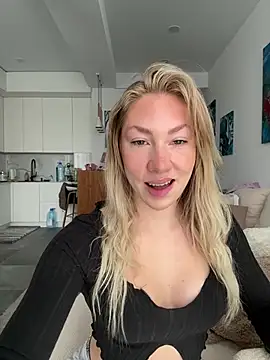 Snapshot of LuisaBecker chatting on January 2026 10:31:01 AM LuisaBecker online show from January 2026 10:31:01 AM