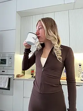 Snapshot of LuisaBecker chatting on January 2026 09:57:02 AM LuisaBecker online show from January 2026 09:57:02 AM