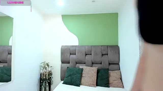 Snapshot of _AlejaCruz_ chatting on November 2025 07:24:02 PM AlejaCruz online show from November 2025 07:24:02 PM