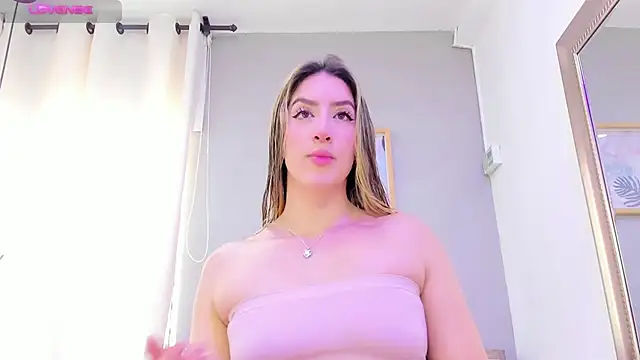 Snapshot of _AlejaCruz_ chatting on February 2026 05:57:02 PM AlejaCruz online show from February 2026 05:57:02 PM
