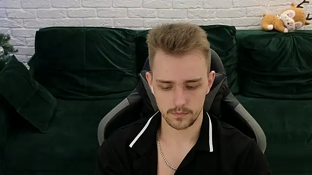 Larstar01 online show from December 2024 01:14:01 AM