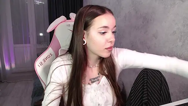 naughty dakota online show from October 2025 04:05:01 PM