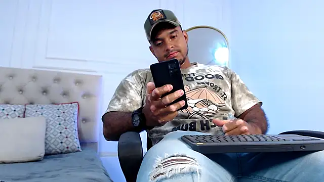 Big furry bear13 online show from January 2026 01:13:01 PM